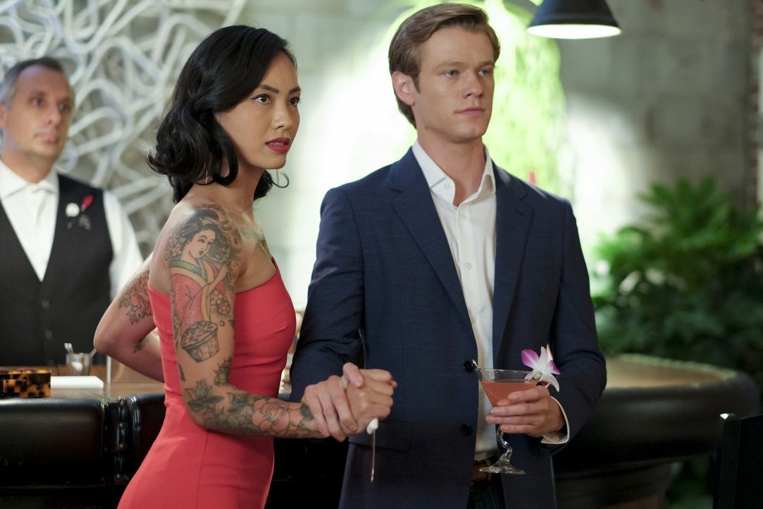 Desi Nguyen (Levy Tran, l.); Angus MacGyver (Lucas Till, r.) - Bildquelle: Mark Hill © 2020 CBS Broadcasting, Inc. All Rights Reserved. / Mark Hill