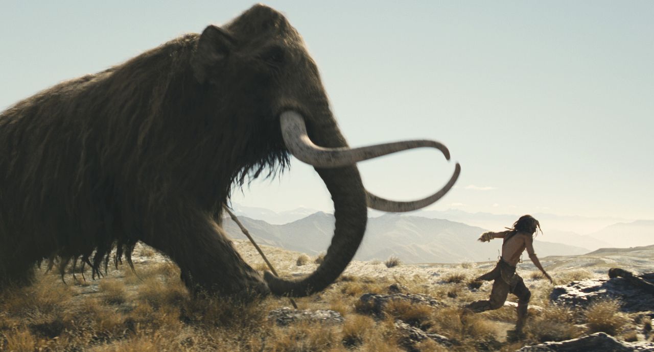 Ein gefährliches Unterfangen: D'Leh (Steven Strait) muss den Mammutbullen töten, um das Herz seiner Angebeteten zu erobern ... - Bildquelle: Warner Brothers