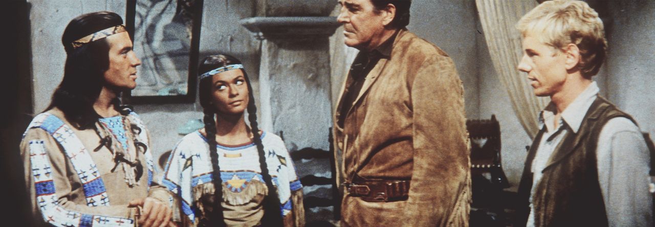 Winnetou (Pierre Brice, l.), Nscho-tschi (Marie Versini, 2.v.l.) und Old Firehand (Rod Cameron, 2.v.r.) besprechen, wie sie den Banditen Silers endl... - Bildquelle: Columbia Pictures