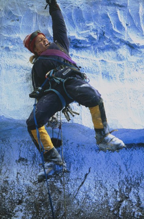 Die Rettungsaktion droht zu einem Fiasko zu werden. Lawinen und Schneestürme setzen der Bergsteigerin Monique (Izabella Scorupco) immer wieder zu u... - Bildquelle: Columbia Pictures