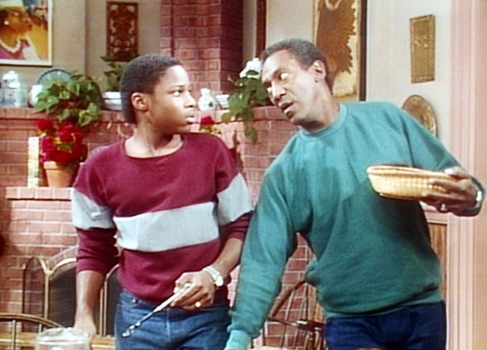Theo (Malcolm-Jamal Warner, l.) kann die geliehenen fünf Dollar nicht zurückzahlen. Also verurteilt ihn Cliff (Bill Cosby, r.) zur Küchenarbeit. - Bildquelle: Viacom