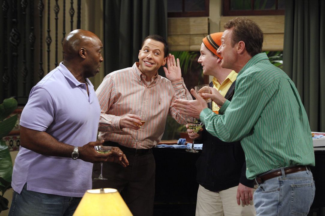 Vier einsame Männer schwelgen in Erinnerungen: Jerome (Michael Clarke Duncan, l.), Alan (Jon Cryer, 2.v.l.), Gordon (J.D. Walsh, 2.v.r.) und Herb (... - Bildquelle: Warner Brothers Entertainment Inc.