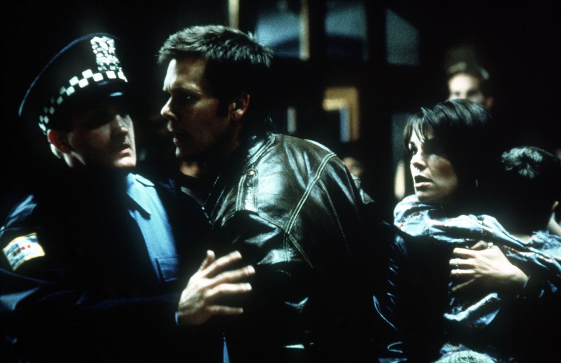 Der Killer heftet sich an Toms (Kevin Bacon, l.) Fersen. Er entführt seinen und Maggies (Kathryn Erbe, r.) Sohn ... - Bildquelle: 20th Century Fox