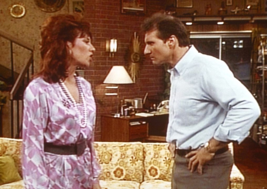 Al (Ed O'Neill, r.) wollte den Abend im Basketballstadion verbringen, aber seine Frau Peggy (Katey Sagal, l.) zwingt ihn, zu Hause zu bleiben. - Bildquelle: Columbia Pictures