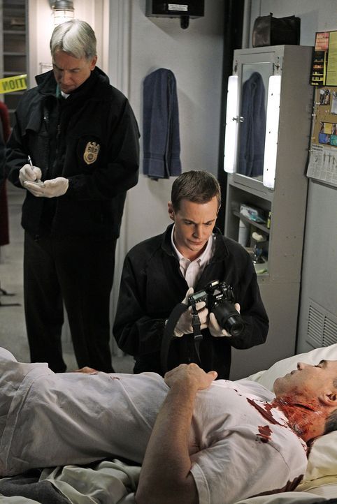 Als Commander Reynolds erschossen in seiner Koje aufgefunden wird, werden Gibbs (Mark Harmon, l.), McGee (Sean Murray, r.) und das restliche Team zu... - Bildquelle: CBS Television