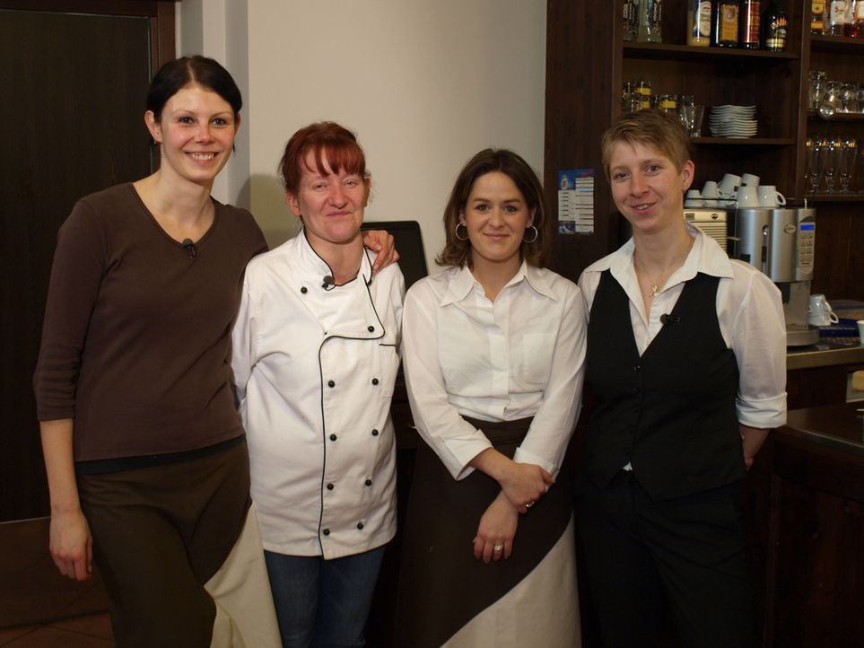 Hat das Traditionsrestaurant "Hirsch" noch eine Chance, der Pleite zu entgehen? Sternekoch Frank Rosin eilt Chefin Nicole Bibrach (r.) und ihrem Tea... - Bildquelle: kabel eins