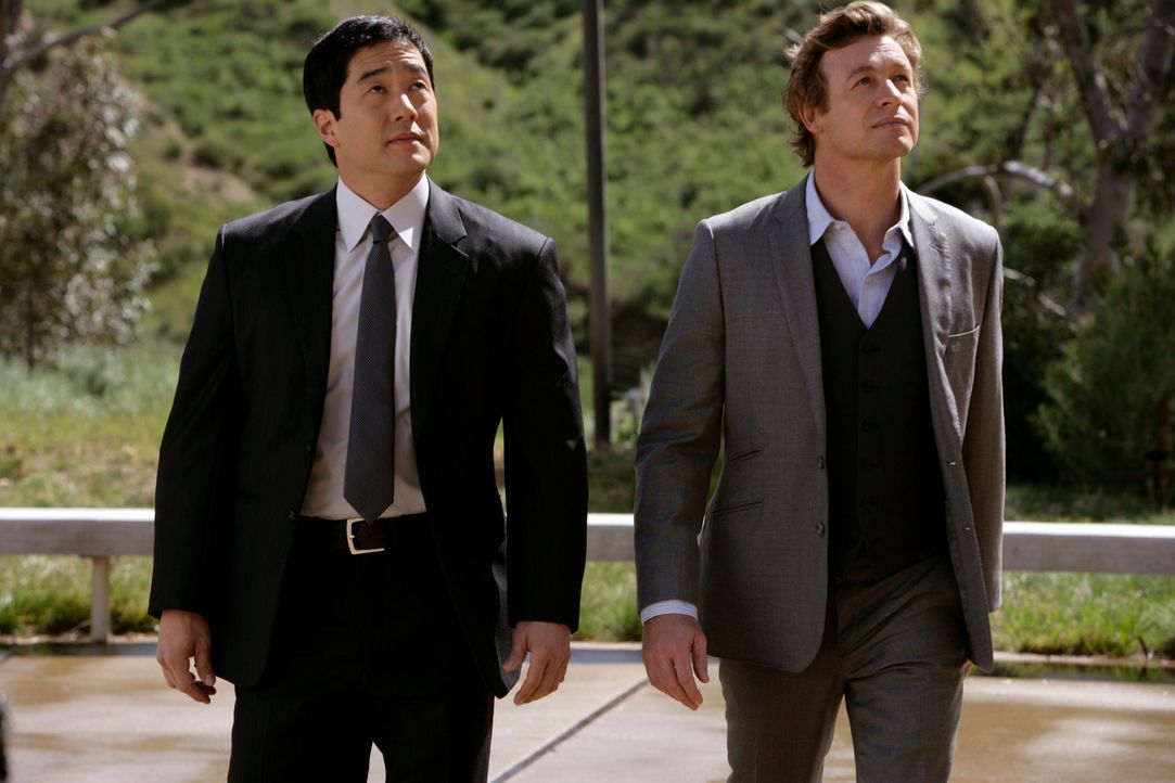 Ermitteln in einem neuen Fall: Patrick (Simon Baker, r.) und Kimball (Tim Kang, l.) ... - Bildquelle: Warner Brothers Entertainment Inc.
