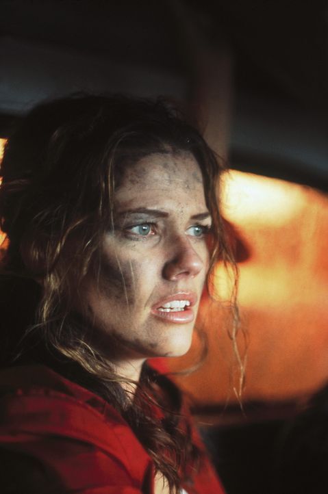Julie (Tamara Davies) kann dem Inferno nur mit Mühe entkommen ... - Bildquelle: Highlight Film