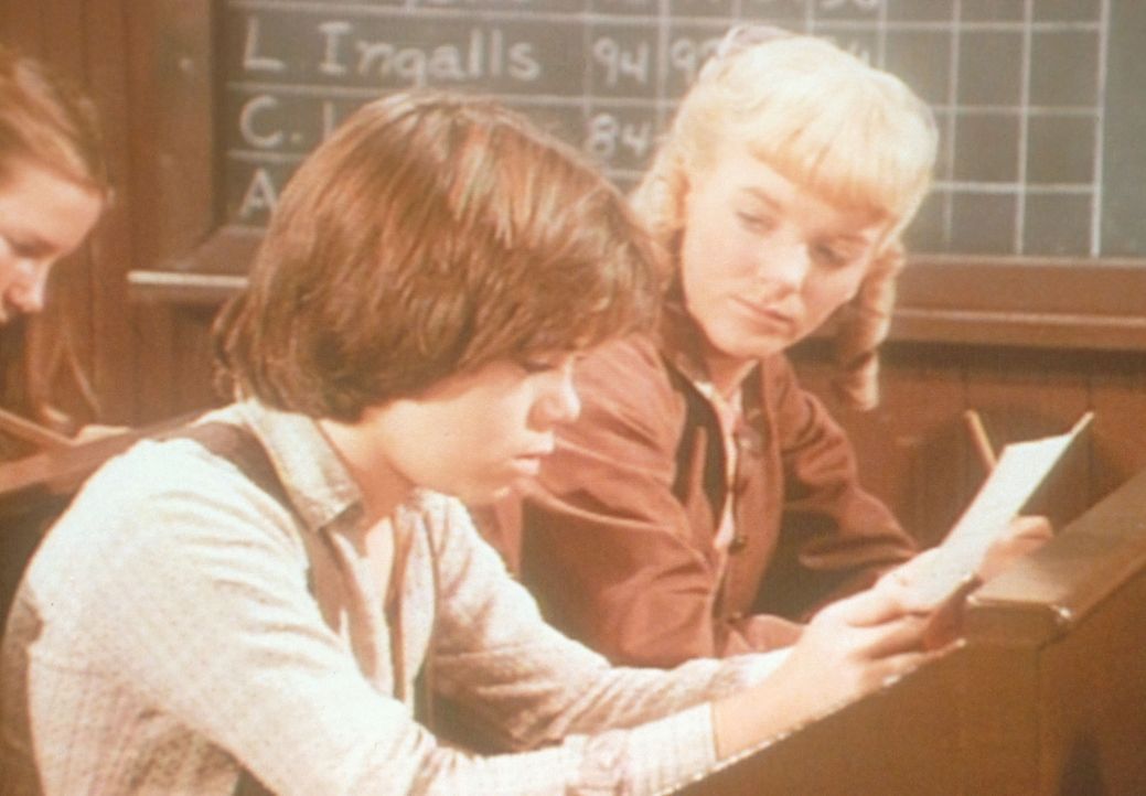 Nellie Oleson (Alison Arngrim, r.) zeigt Andy Garvey (Patrick Laborteaux, l.) einen Weg, um an gute Noten zu kommen ... - Bildquelle: Worldvision