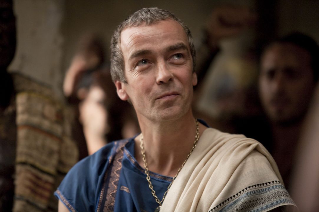 Während Spartacus nur knapp einem Mordanschlag entgehen kann, denkt Batiatus (John Hannah) darüber nach, Crixus zu verkaufen ... - Bildquelle: 2010 Starz Entertainment, LLC