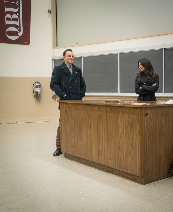 Sherlock Holmes (Jonny Lee Miller, l.) und Joan Watson (Lucy Liu, r.) machen sich auf die Suche nach einem Mörder, der giftige Pilze benutzt hat, um... - Bildquelle: Michael Parmelee 2015 CBS Broadcasting Inc. All Rights Reserved.