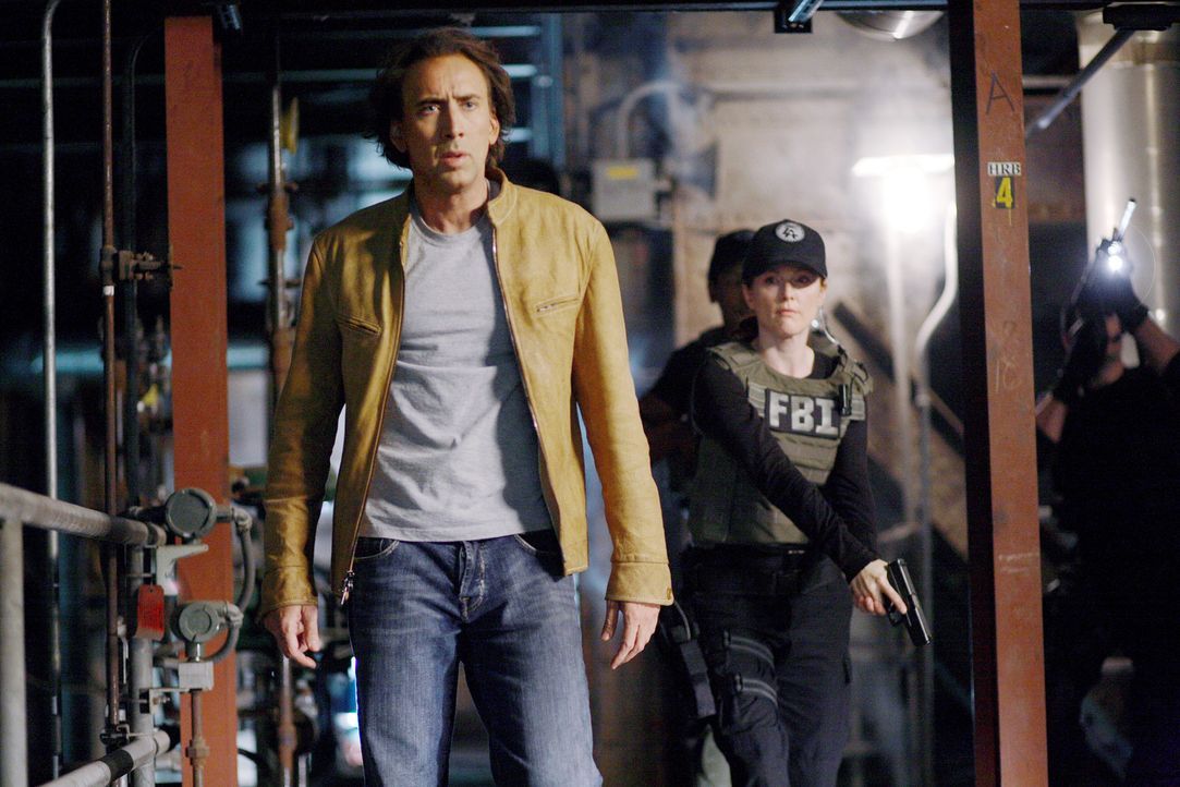 Als das FBI erfährt, dass Terroristen eine Bombe in der Nähe von L.A. zünden wollen, wird Johnson (Nicolas Cage, l.), der in die Zukunft sehen ka... - Bildquelle: t   2007 Paramount pictures. All Rights Reserved.