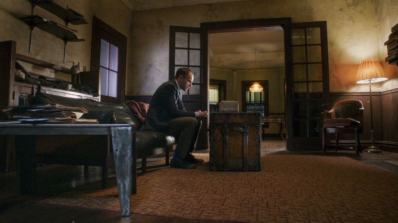 Bei all den Geschehnissen fällt es Holmes (Jonny Lee Miller) schwer, den Fall zu lösen ... - Bildquelle: 2017 CBS Broadcasting, Inc. All Rights Reserved.