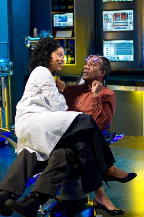 Henry (Joe Morton, r.) kann es nicht mehr aushalten und erzählt Grace (Tembi Locke, l.) von der Zeitreise. Doch welche Auswirkungen mag dieses Ereig... - Bildquelle: Universal Television