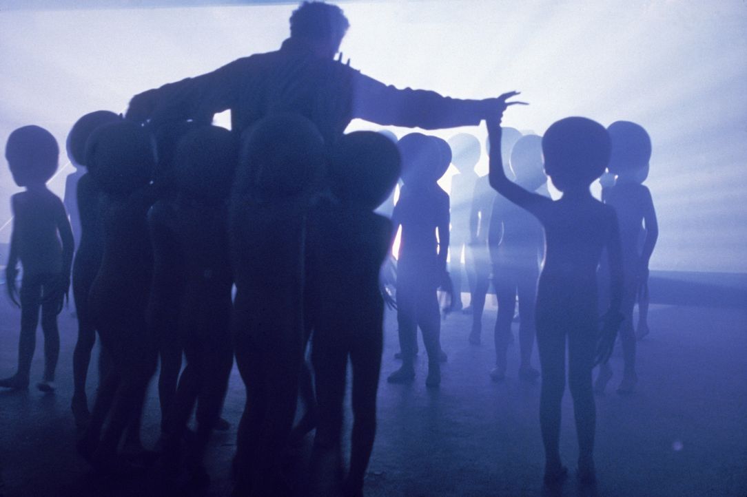Die Außerirdischen führen eine Gruppe Auserwählter, darunter Roy Neary (Richard Dreyfuss, M.), in ihr Raumschiff ... - Bildquelle: Columbia Pictures
