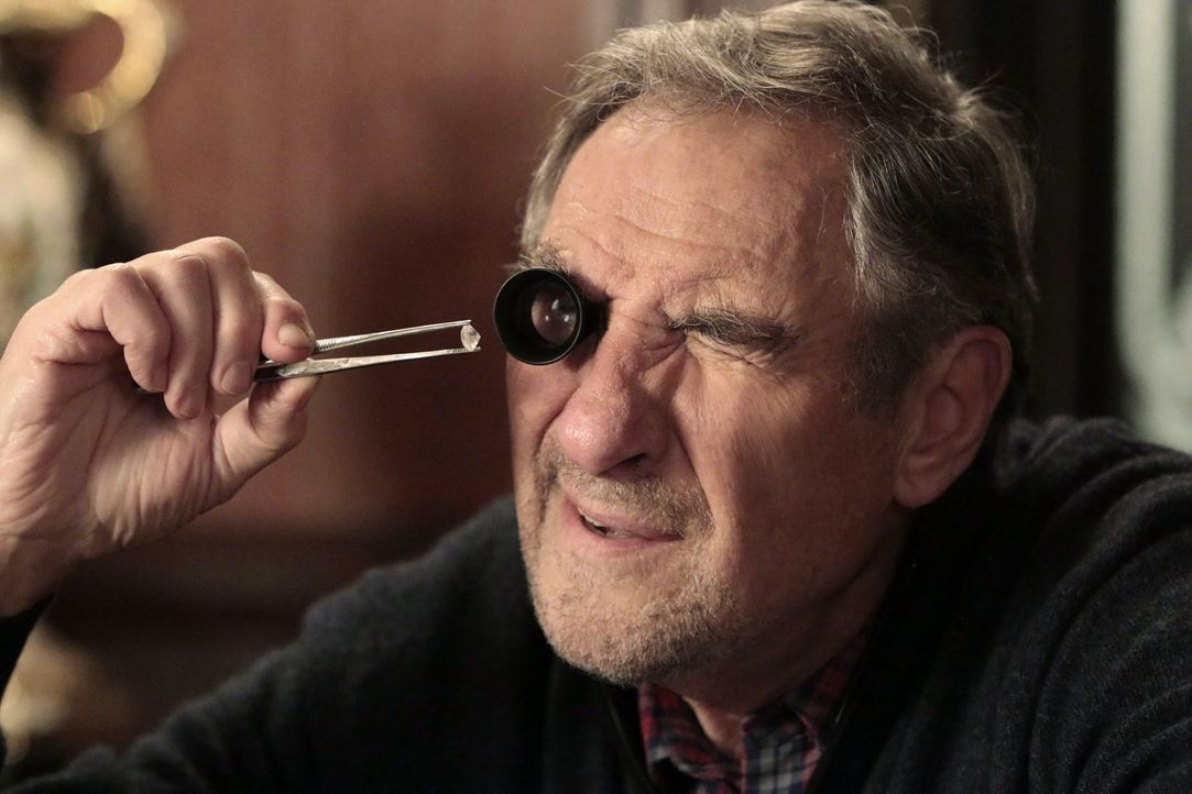 Bildet sich Abe (Judd Hirsch) nur ein, dass ihm etwas aus seinem Juwelierladen geklaut wurde? - Bildquelle: Warner Brothers