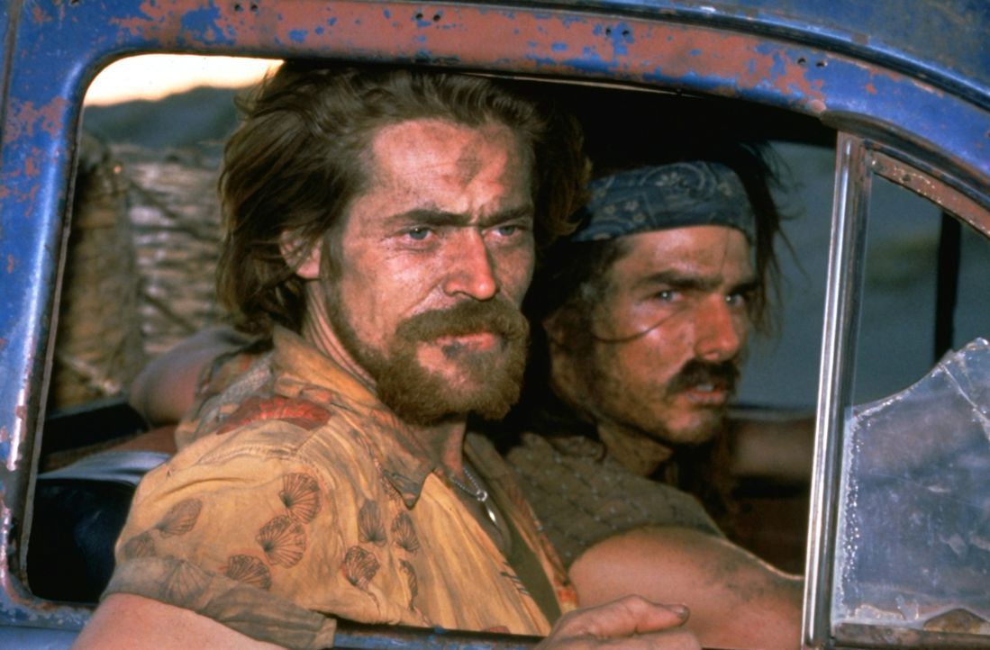 Ron Kovic (Tom Cruise, r.) und Charlie (Willem Dafoe, l.) möchten in Mexiko ein neues Leben beginnen, fernab von allen Menschen, die sie mal kannten... - Bildquelle: © Universal Pictures