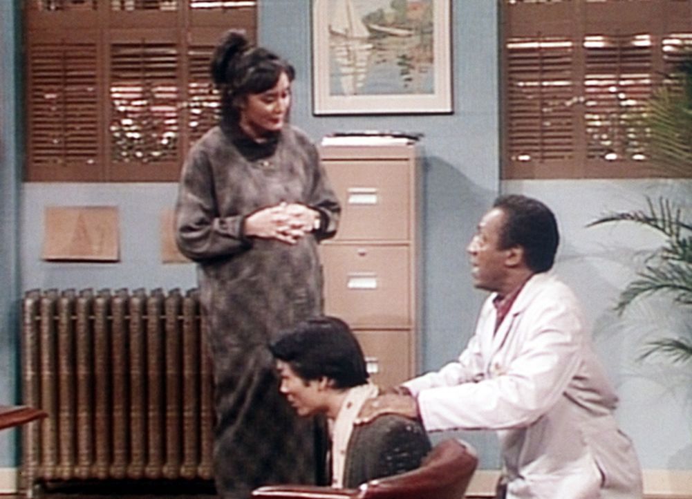 Cliff (Bill Cosby, r.) hat Probleme mit dem Mann von Mrs. Yamato (l.), der bald Vater wird und schon beim Wort "Wehen" in Ohnmacht fällt. - Bildquelle: Viacom
