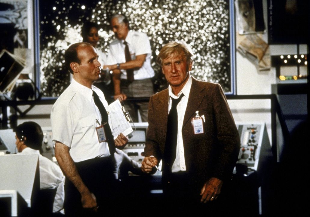 McCroskey (Lloyd Bridges, r.) ist geschockt, als er auf der Raumfahrtbasis von den Pannen des Raumschiffs erfährt ... - Bildquelle: Paramount Pictures