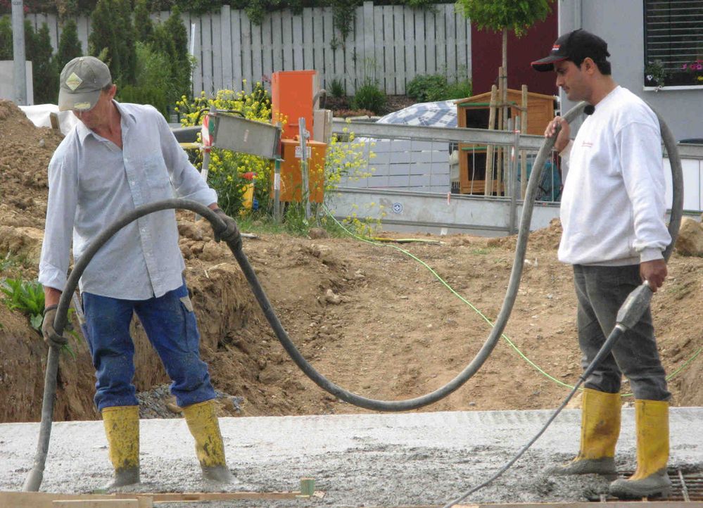 Nichts ahnend landen die Bauarbeiter Georg und Stefan aus dem beschaulichen Karlstadt in Unterfranken auf einer indischen Großbaustelle. Im Austaus... - Bildquelle: kabel eins
