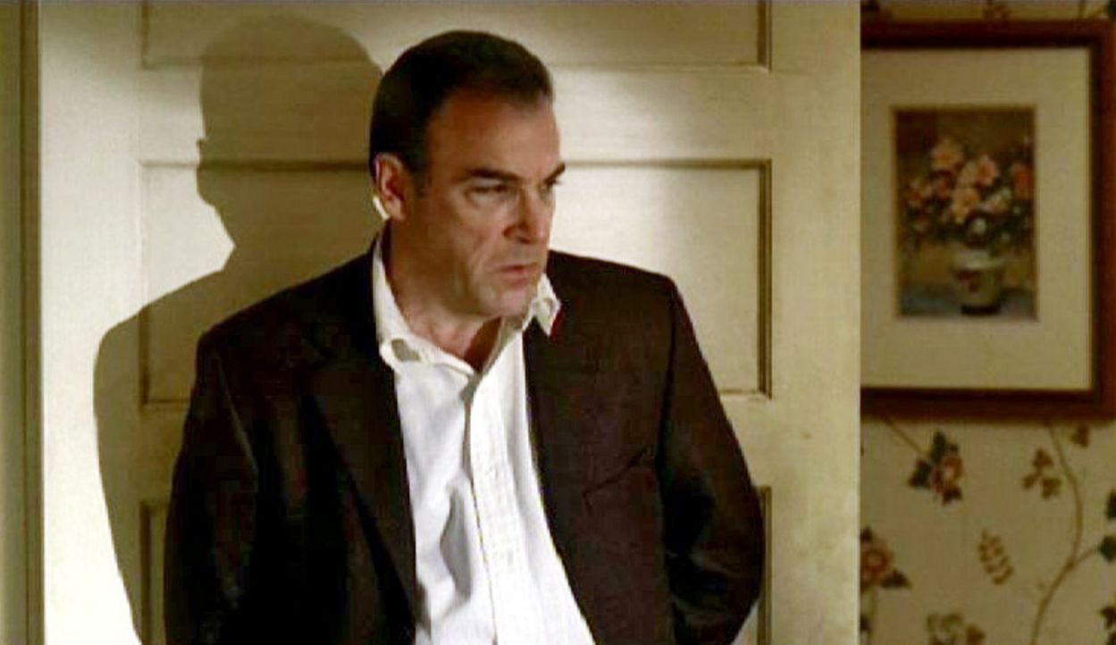 Special Agent Jason Gideon (Mandy Patinkin) versucht herauszufinden, wer die Morde im Haus der Familie DiMarco begangen hat ... - Bildquelle: Touchstone Television