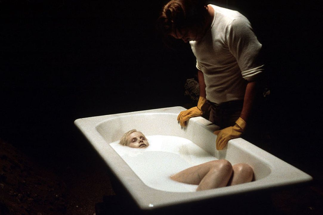 Serienmörder Carl Stargher (Vincent D'Onofrio) foltert seine jungen weiblichen Opfer erst stundenlang in einer gläsernen Zelle, bevor er sie im blei... - Bildquelle: Kinowelt Filmverleih