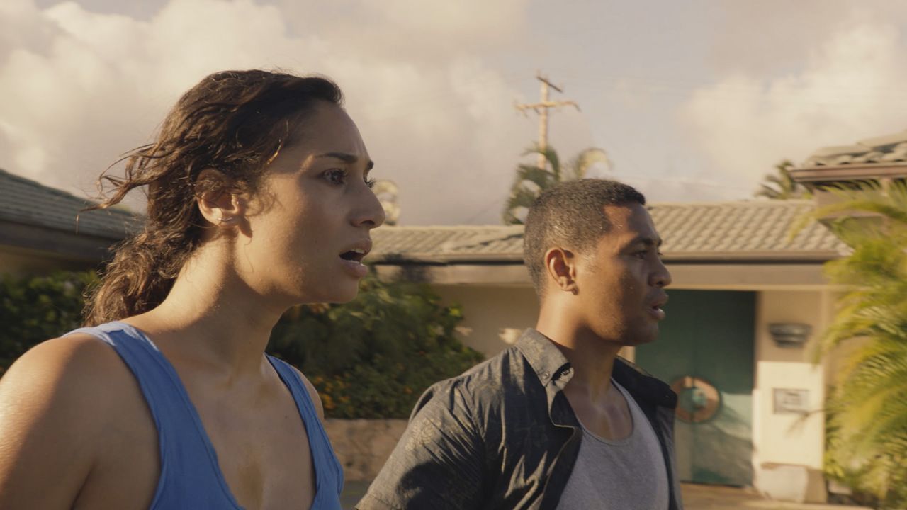 Tani Rey (Meaghan Rath, l.); Junior Reigns (Beulah Koale, r,) - Bildquelle: 2018 CBS Broadcasting, Inc. All Rights Reserved