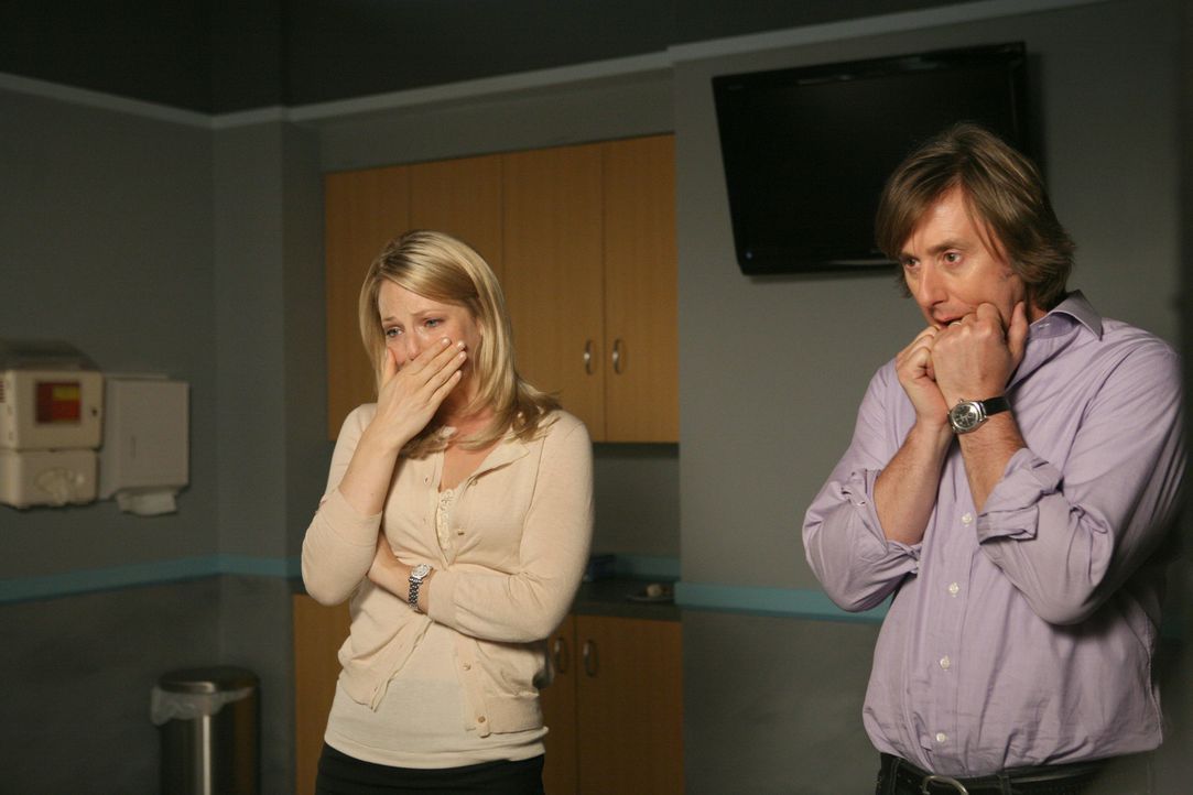 Seltsame Dinge geschehen in dem Krankenhauszimmer: Joe (Jake Weber, r.) und Samantha (Anastasia Griffith, l.) stehen unter Schock. - Bildquelle: Paramount Network Television