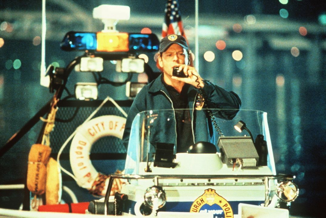Auch nach seiner Versetzung zur Wasserschutzpolizei geht Tom (Bruce Willis) dem mörderischen Treiben des Serienkillers nach. Schon bald stößt er... - Bildquelle: Columbia Pictures