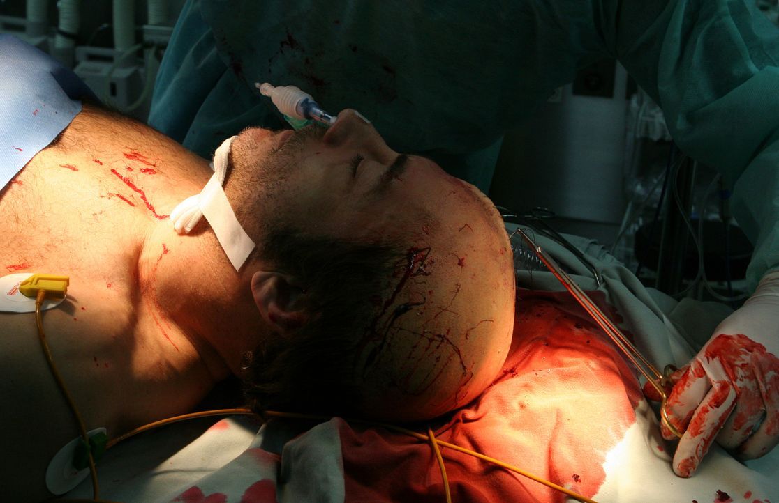 Dank einer Notoperation kann Cop Anthony Stowe (Jean-Claude Van Damme) gerettet werden, doch er fällt monatelang ins Koma. Kaum wieder erwacht, verä...