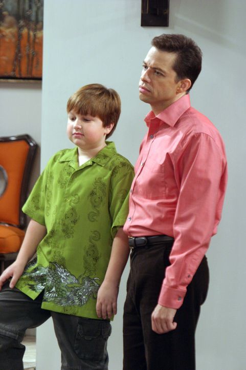 Warten gespannt auf die ersten Gäste: Jake (Angus T. Jones, l.) und Alan (Jon Cryer, r.) ... - Bildquelle: Warner Bros. Television