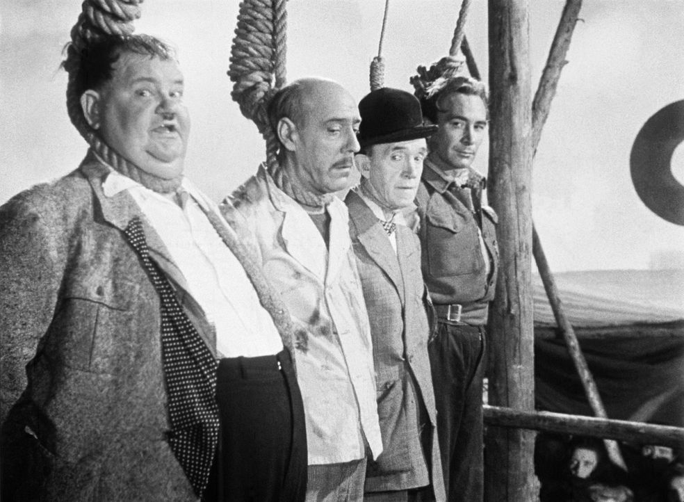 Die Landratten Ollie (Oliver Hardy, l.) und Stan (Stan Laurel, 2.v.r.) hätten nie gedacht, einmal ein Seemannsbegräbnis zu bekommen ... - Bildquelle: Exploitation Pictures Inc.