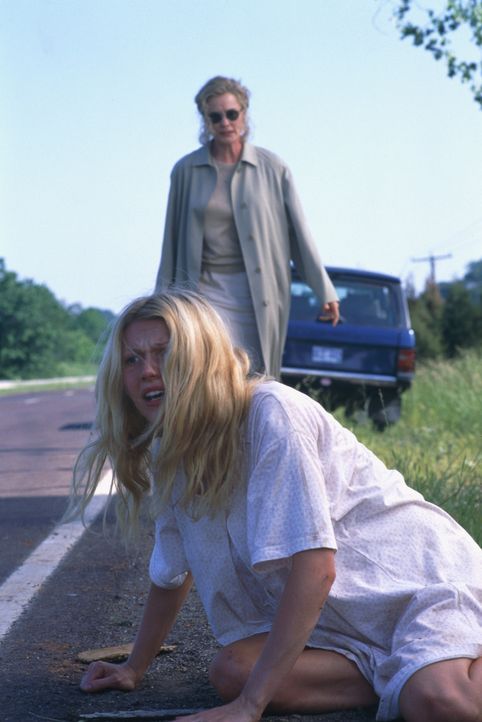 Hochschwanger versucht Helen (Gwyneth Paltrow, vorne) aus dem Haus ihrer Schwiegermutter Martha (Jessica Lange, hinten) zu flüchten - doch wird es... - Bildquelle: 1998 TriStar Pictures, Inc. All Rights Reserved.
