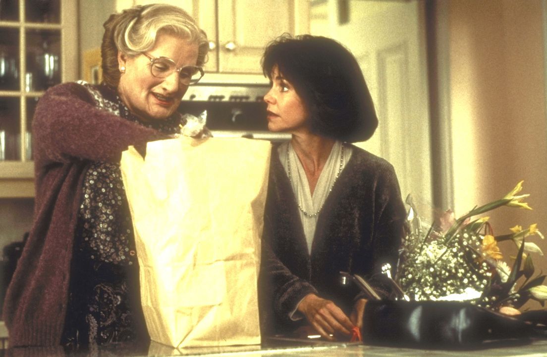 Der Traum einer jeden berufstätigen Mutter (Sally Field, r.) wird wahr: Mrs. Doubtfire (Robin Williams, l.) ... - Bildquelle: 20th Century Fox