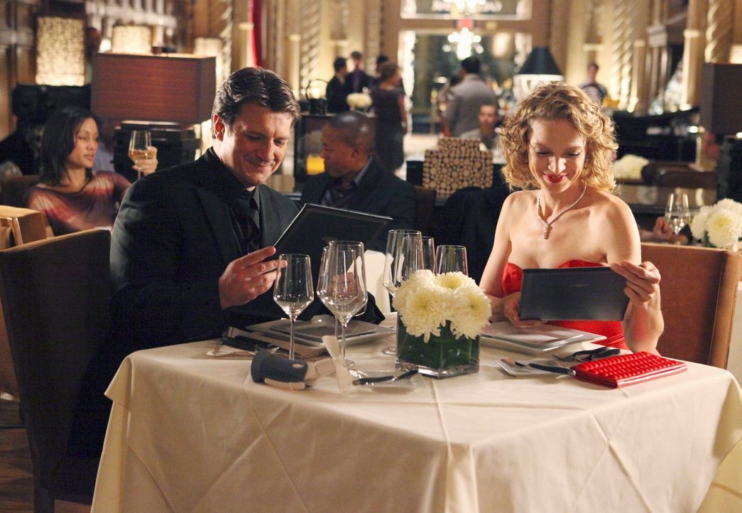 Kristin Lehman (Serena Kaye, r.) ist Richard Castle (Nathan Fillion, l.) auf Anhieb sympathisch ... - Bildquelle: 2011 American Broadcasting Companies, Inc. All rights reserved.