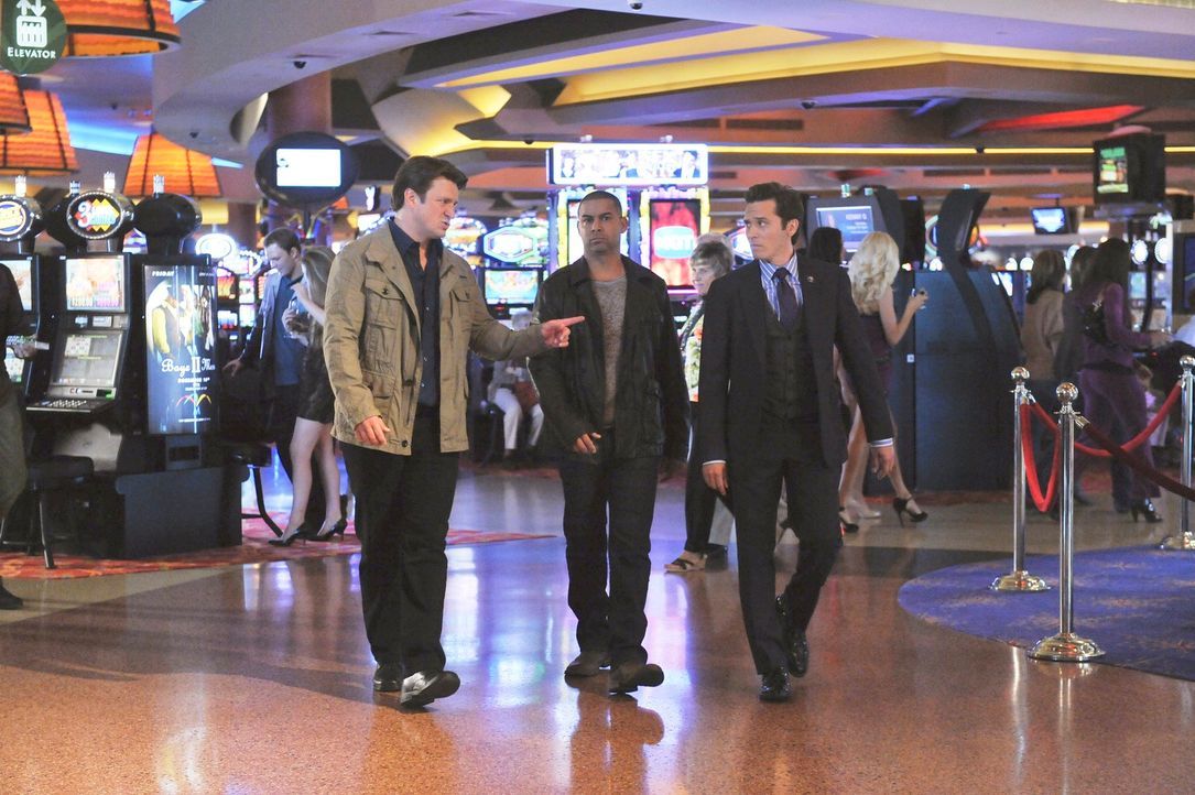 Richard Castle (Nathan Fillion, l.) begleitet Javier Esposito (Jon Huertas, M.) und Kevin Ryan (Seamus Dever, r.) nach Atlantic City, wo sie in eine... - Bildquelle: 2011 American Broadcasting Companies, Inc. All rights reserved.