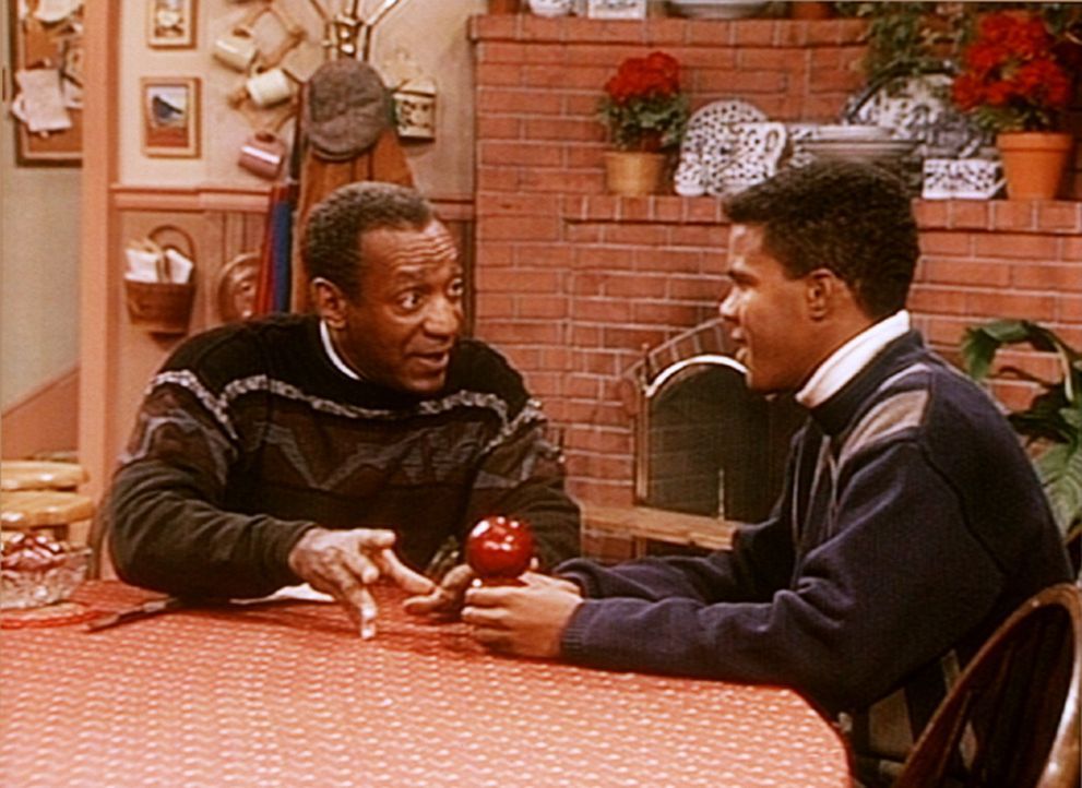 Cliff (Bill Cosby, l.) erklärt Jeremy (Christopher Carter-Hooks, r.) mit einem Apfel, wie das so mit Männern und Frauen ist. - Bildquelle: Viacom