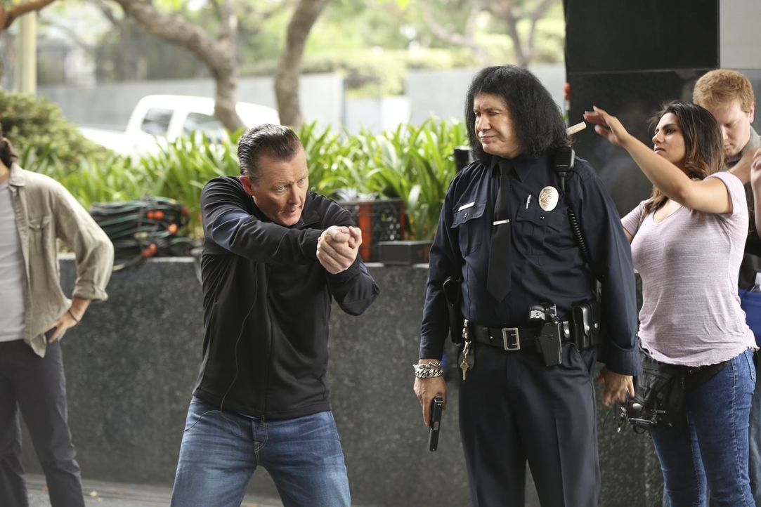 Cabe (Robert Patrick, M.) versucht sich als Berater für einen neuen Polizei-Film, doch das reale Leben holt ihn schnell wieder ein ... - Bildquelle: Monty Brinton 2015 CBS Broadcasting, Inc. All Rights Reserved.