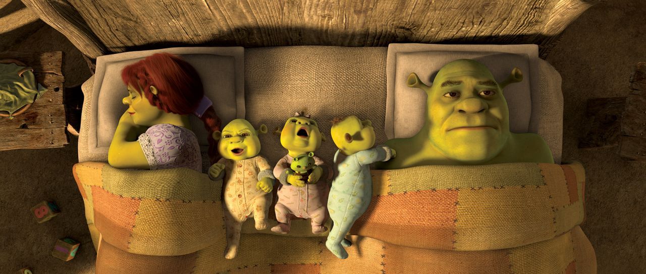 Eigentlich führt Shrek (r.) ein glückliches Leben mit seiner Frau Fiona (l.) und ihren gemeinsamen Kindern, doch hin und wieder sehnt er sich nach s... - Bildquelle: 2012 DreamWorks Animation LLC. All Rights Reserved.