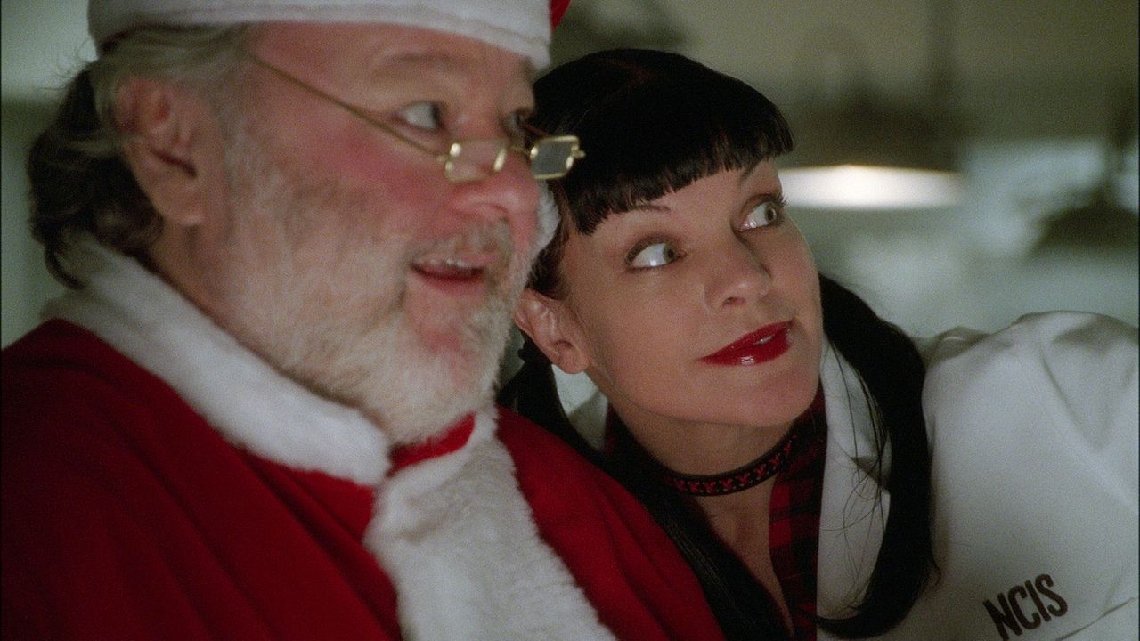 Abby (Pauley Perrette, r.) freut sich auf Weihnachten, doch kurz vor dem Heiligen Abend wird ein älteres Ehepaar überfallen und ermordet ... - Bildquelle: CBS Television