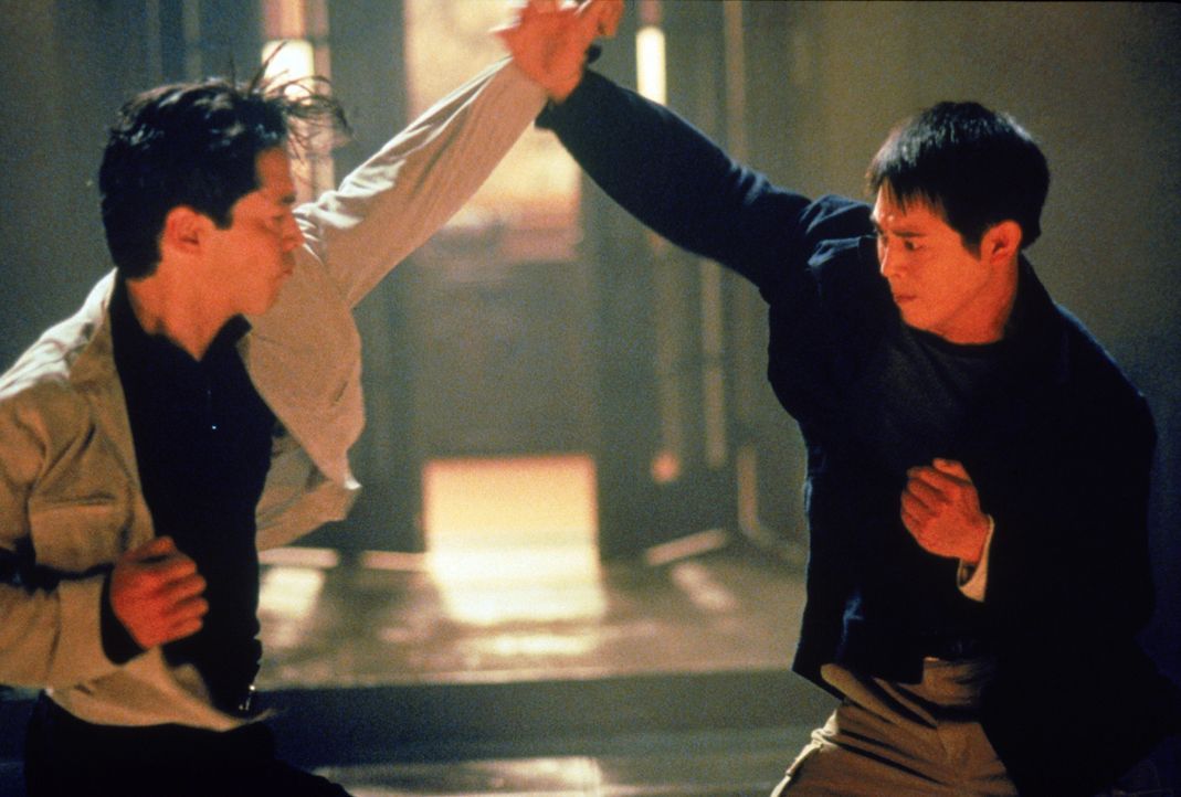 Erst spät erkennt Han (Jet Li, r.), dass sein enger Freund Kai Sing (Russell Wong, l.) ein böses Spiel mit ihm und den verfeindeten Clans treibt ... - Bildquelle: Warner Bros. Pictures