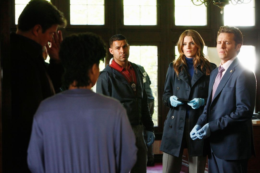 Der Einbrecher, der das Haus von Evelyn (Judith Scott, 2.v.l.) auf den Kopf gestellt hat, wurde ermordet aufgefunden. Richard Castle (Nathan Fillion... - Bildquelle: 2012 American Broadcasting Companies, Inc. All rights reserved.