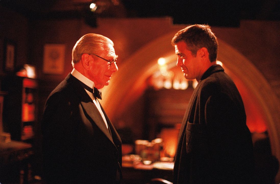 Bruce Wayne (George Clooney, r.) und Butler Alfred Pennyworth (Michael Gough, l.) verbindet eine tiefe Freundschaft. Doch der alte Butler leidet unt... - Bildquelle: Warner Bros. Pictures