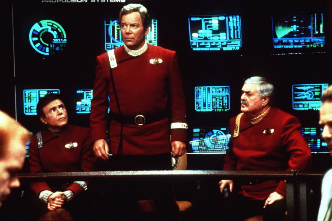 Ehrengäste auf dem Jungfernflug der "Enterprise B": Chekov (Walter Koenig, r.) Kirk (William Shatner, M.) und Scotty (James Doohan, l.). - Bildquelle: Paramount Pictures