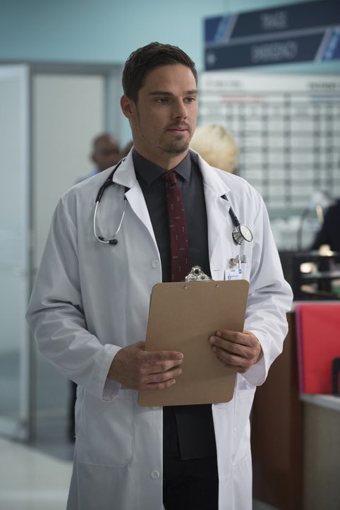Um ein normales Leben zu führen, fängt Vincent (Jay Ryan) in der Notaufnahme eines Krankenhauses als Arzt. Doch wie "normal" wird es weitergehen? - Bildquelle: 2015 The CW Network, LLC. All rights reserved.