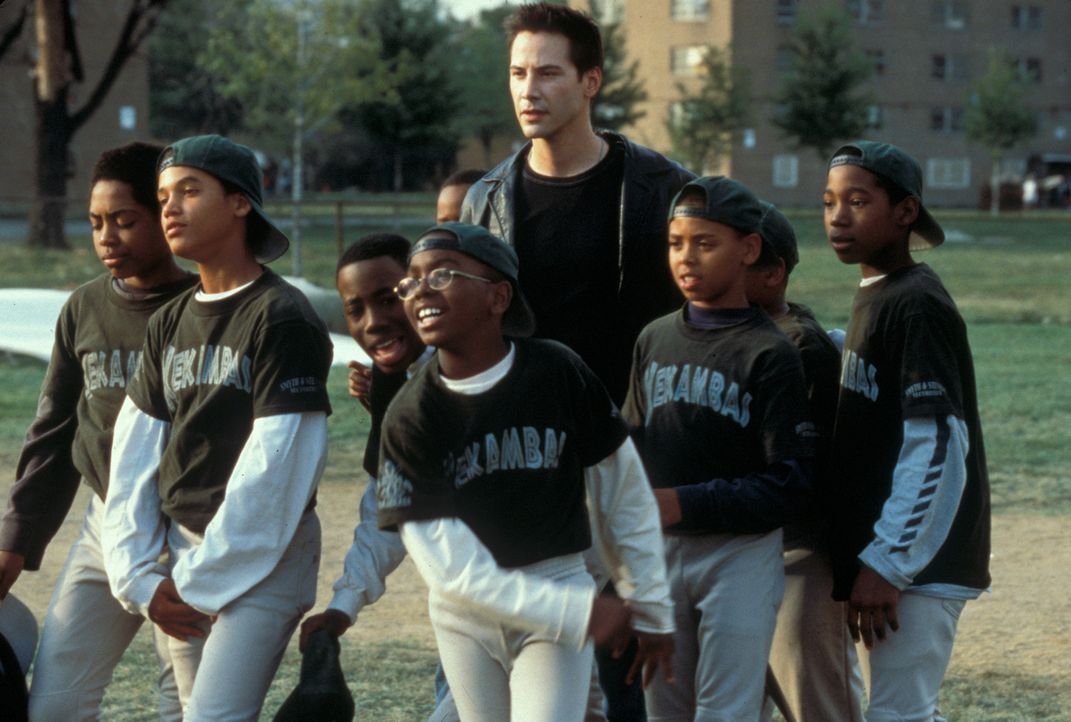 Als Conor (Keanu Reeves, M.) dringend Geld verdienen muss, nimmt er das Angebot seines Freundes Jimmy an, ein Schüler-Baseballteam aus sozial schwa... - Bildquelle: Paramount Pictures