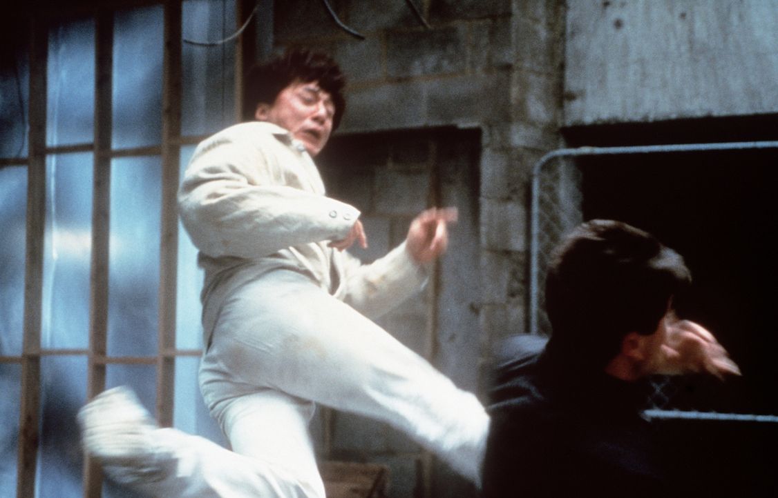 Obwohl seine Passion das Kochen ist, steht Jackie (Jackie Chan) auch auf Verbrecherjagd ... - Bildquelle: Kinowelt Filmverleih