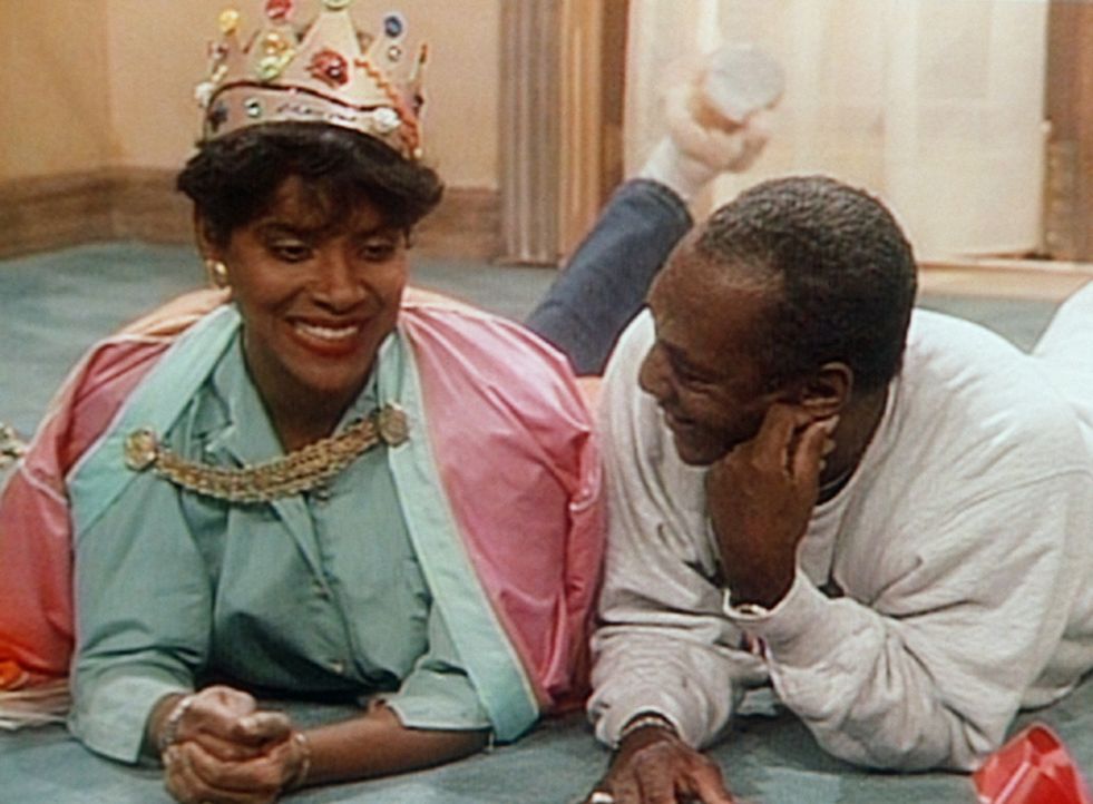 Clair (Phylicia Rashad, l.) und Cliff (Bill Cosby, r.) genießen im neuen, schallisolierten Zimmer die Ruhe vor den Kindern. - Bildquelle: Viacom