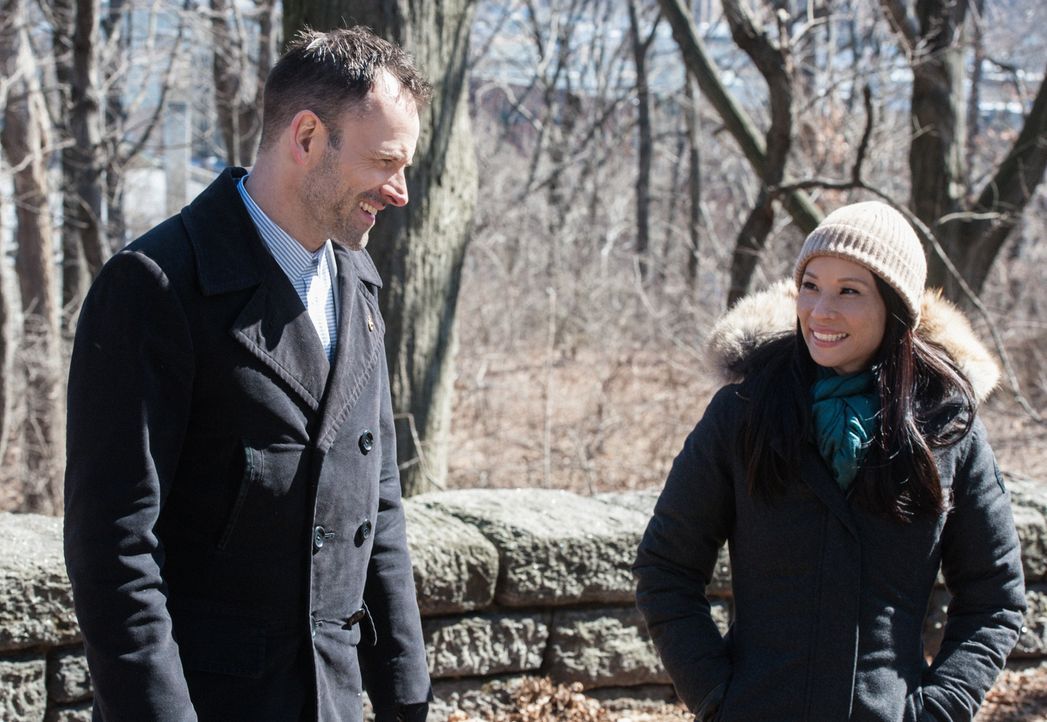 Wer ist der Mörder von Zach Piller, einem Mann, der früher in Afghanistan Aufklärungsdrohnen geflogen hat? Holmes (Jonny Lee Miller, l.) und Watson... - Bildquelle: CBS Television