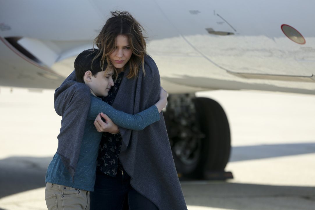 Ahnen nicht, dass Walter ihnen noch immer etwas verheimlicht: Ralph (Riley B. Smith, l.) und Paige (Katharine McPhee, r.) ... - Bildquelle: Michael Yarish 2018 CBS Broadcasting, Inc. All Rights Reserved.
